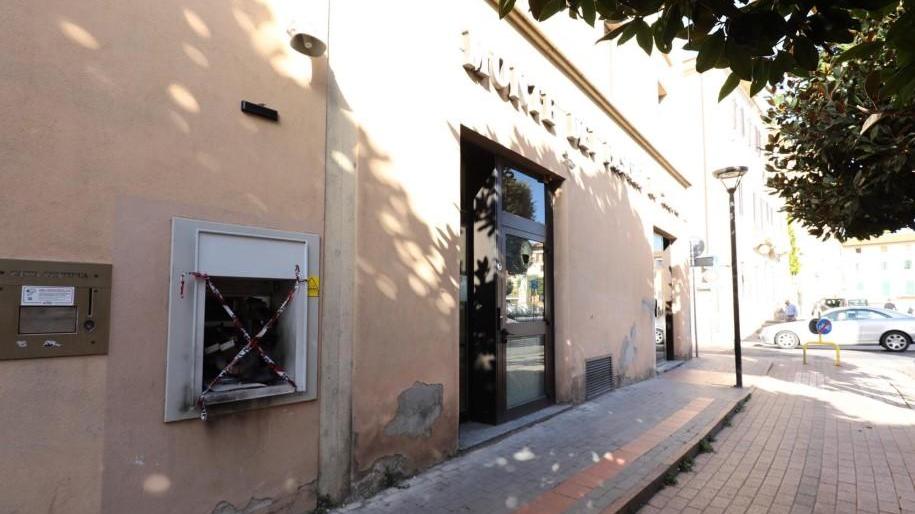 Fanno saltare un bancomat in centro