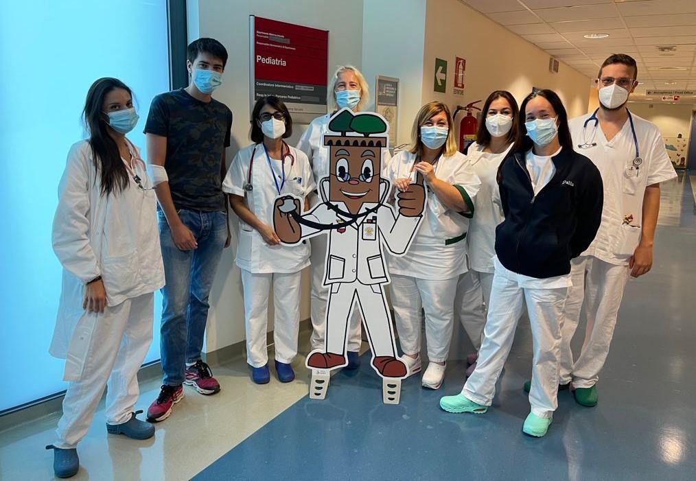 Il personale sanitario con la mascotte e lo studente Francesco Lunardi