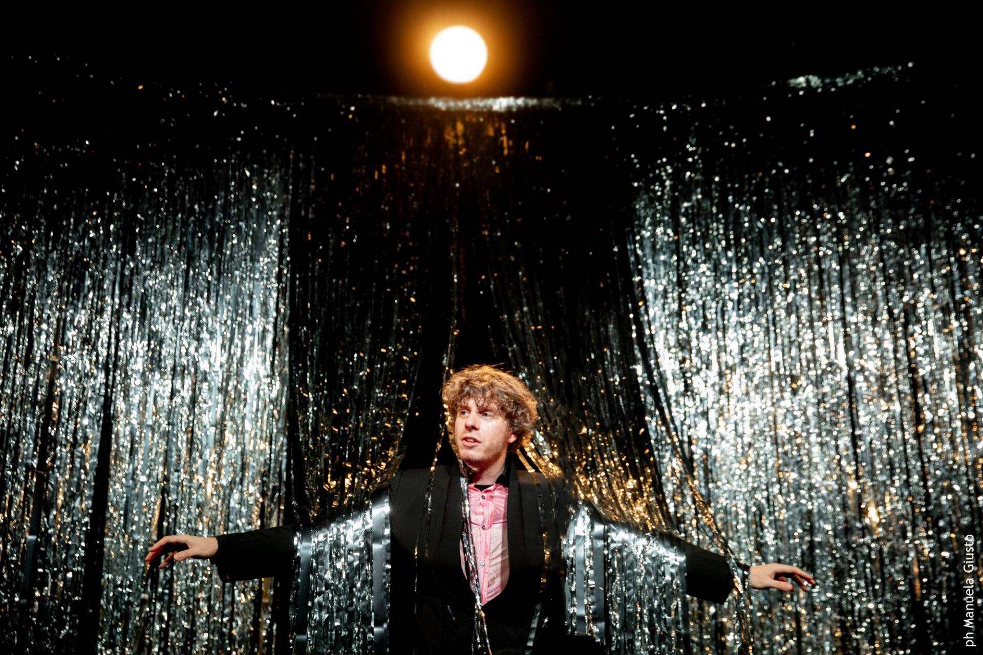 Lodo Guenzi, vocalist de “Lo Stato Sociale”in scena al Teatro Verdi con “Uno spettacolo divertentissimo”