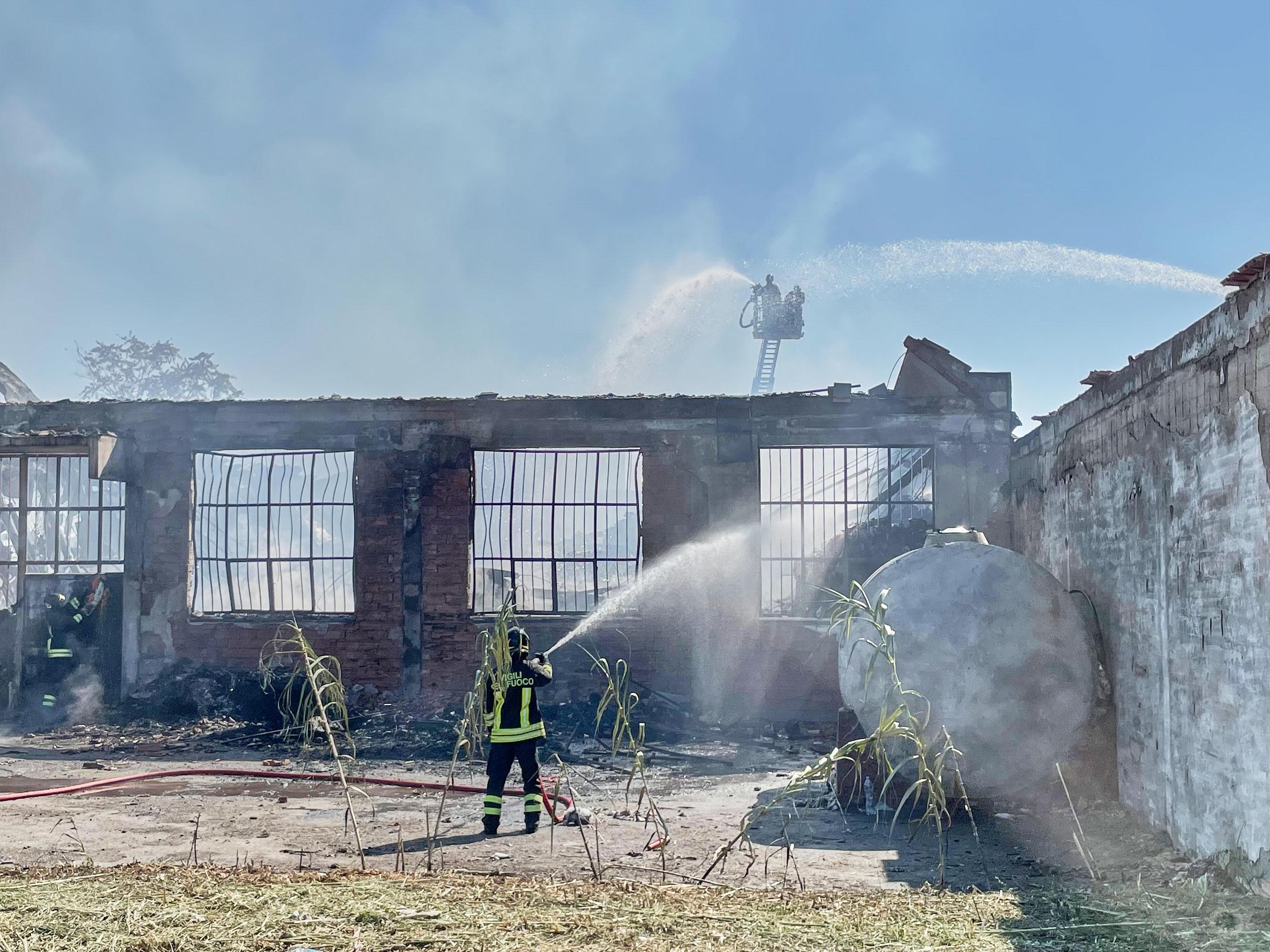 I vigili del fuoco finiscono di spegnere l'incendio scoppiato a Montemurlo (foto Carlo Sestini)
