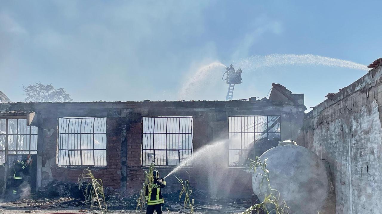 I vigili del fuoco finiscono di spegnere l'incendio scoppiato a Montemurlo (foto Carlo Sestini)