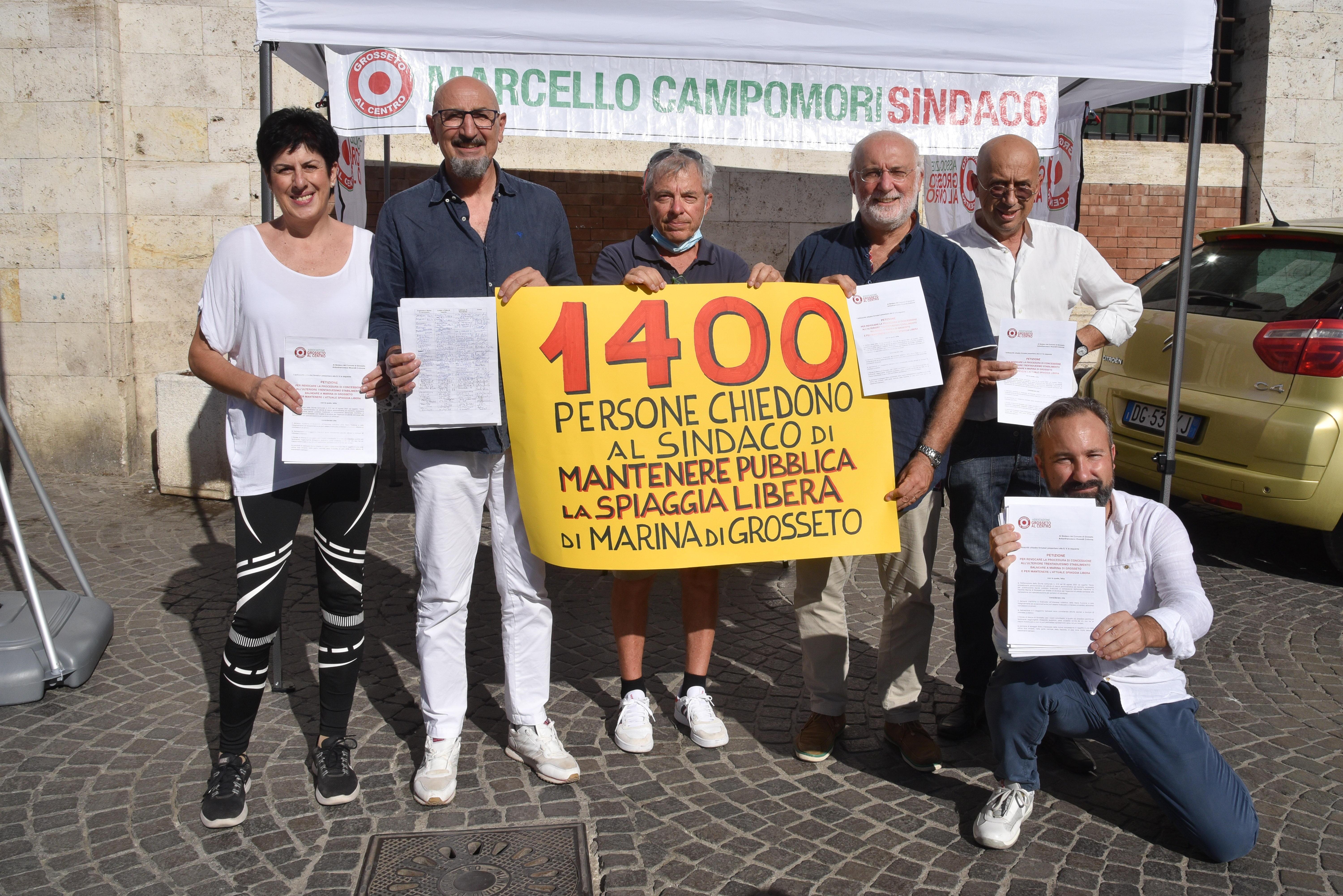 I rappresentanti di Grosseto al Centro mostrano il cartello che celebra il traguardo delle 1.400 firme raccolte (Foto AgenziaBF)