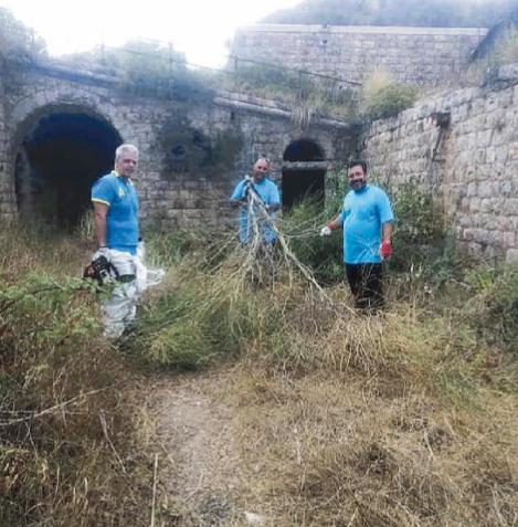 I volontari della Misericordia al lavoro dentro al Forte del Pozzarello