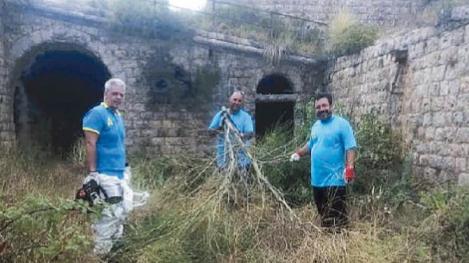 I volontari della Misericordia al lavoro dentro al Forte del Pozzarello