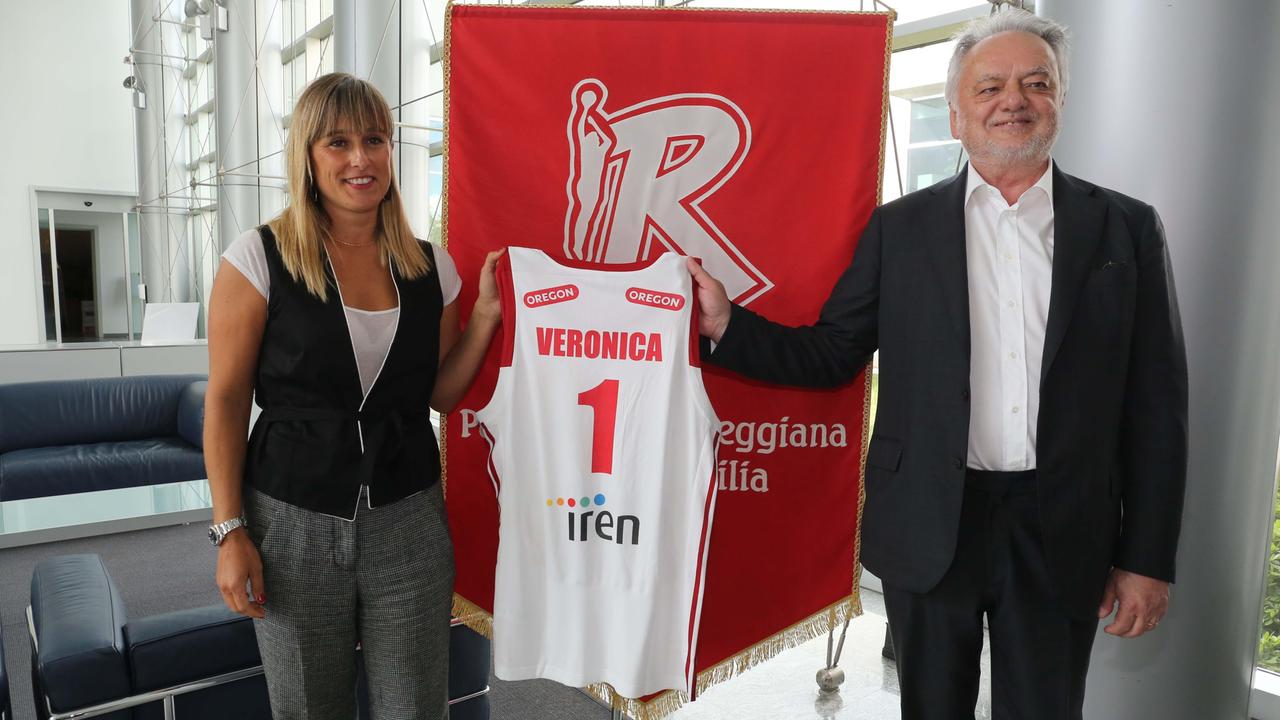 Il simbolico passaggio di consegne fra Stefano Landi e Veronica Bartoli