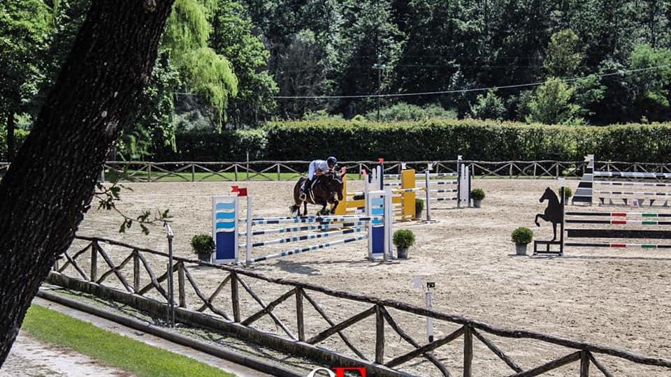 Malore al termine della gara, in condizioni critiche giovane cavallerizza