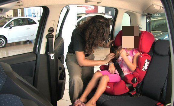 Bimbi in auto senza cintura, raffica di multe ai genitori 