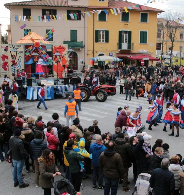 I bozzetti dei carri ci sono, il Carnevale (forse) no