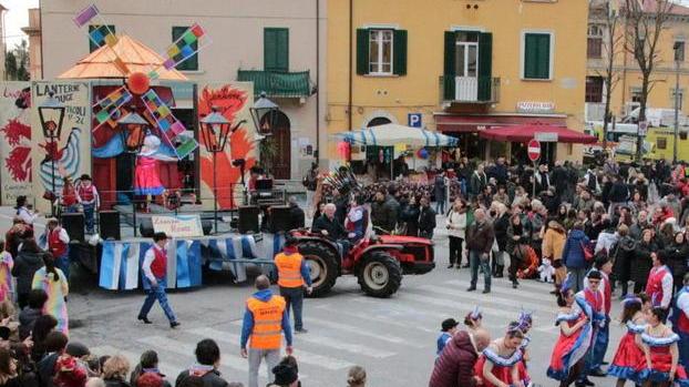 I bozzetti dei carri ci sono, il Carnevale (forse) no