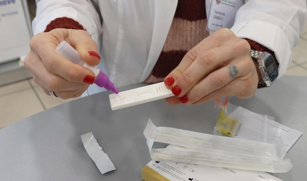 Covid, nuova vittima ma contagi in calo 