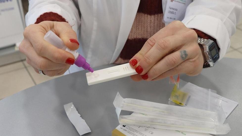 Covid, nuova vittima ma contagi in calo