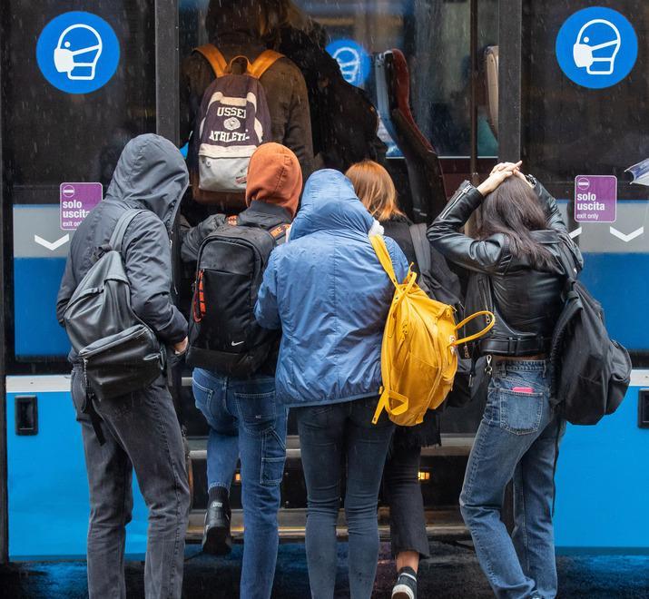 Gli studenti in attesa di salire sul bus