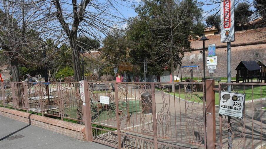 Un nido di calabroni nel parco giochi Arriva la “schiuma”