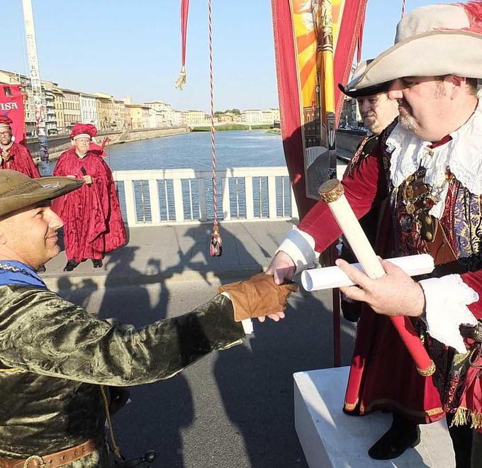 Senza sfida ma con corteo e il lancio dei colombi 