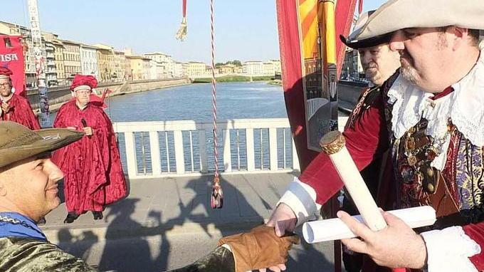 Senza sfida ma con corteo e il lancio dei colombi