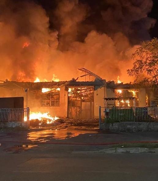 Tre capannoni distrutti in un incendio 