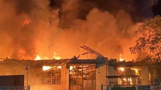 Tre capannoni distrutti in un incendio