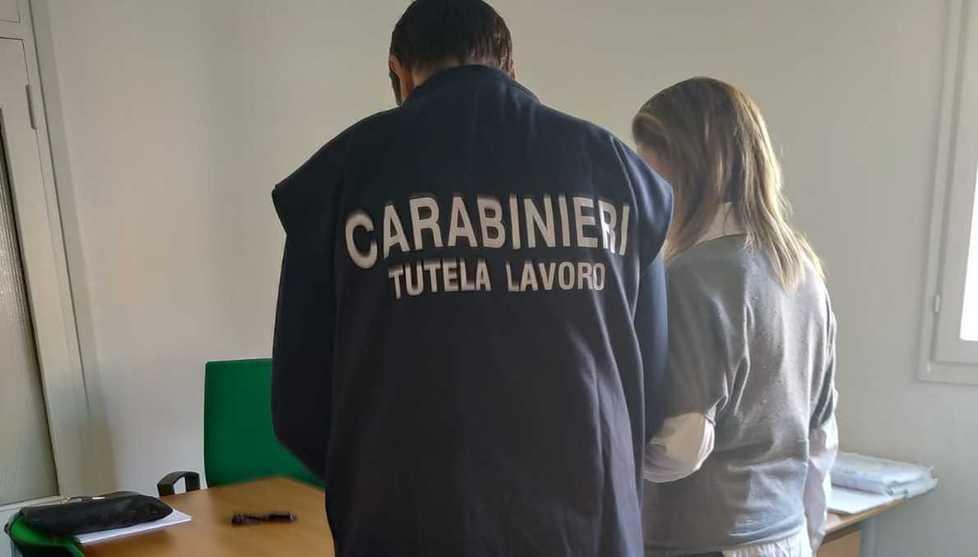 Ascolta la dipendente durante il colloquio Amministratrice di casa di riposo nei guai
