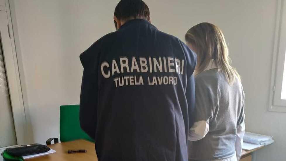 Ascolta la dipendente durante il colloquio Amministratrice di casa di riposo nei guai