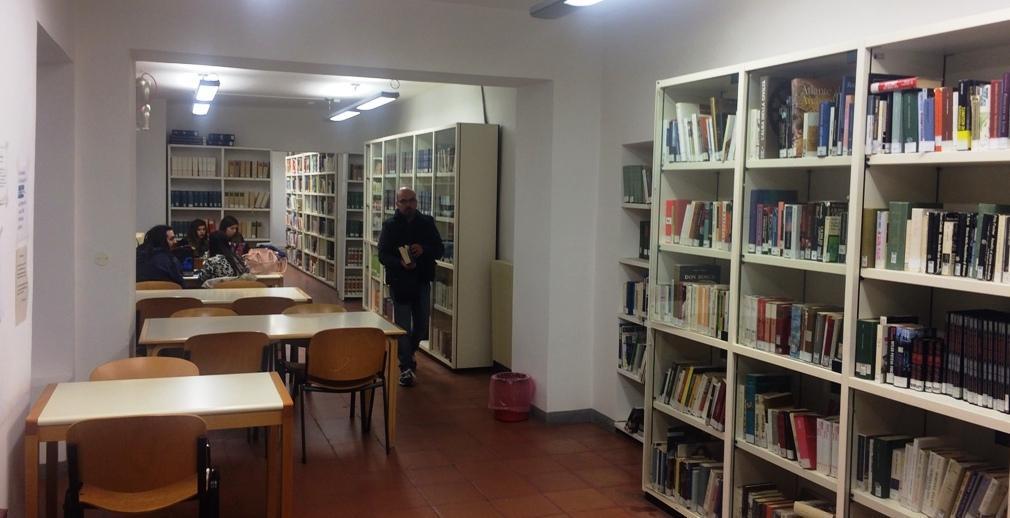 Una pioggia di libri sulla biblioteca 