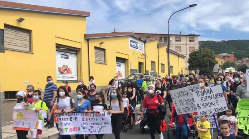 Oristanese e centro Sardegna sfilano contro lo smantellamento della sanità