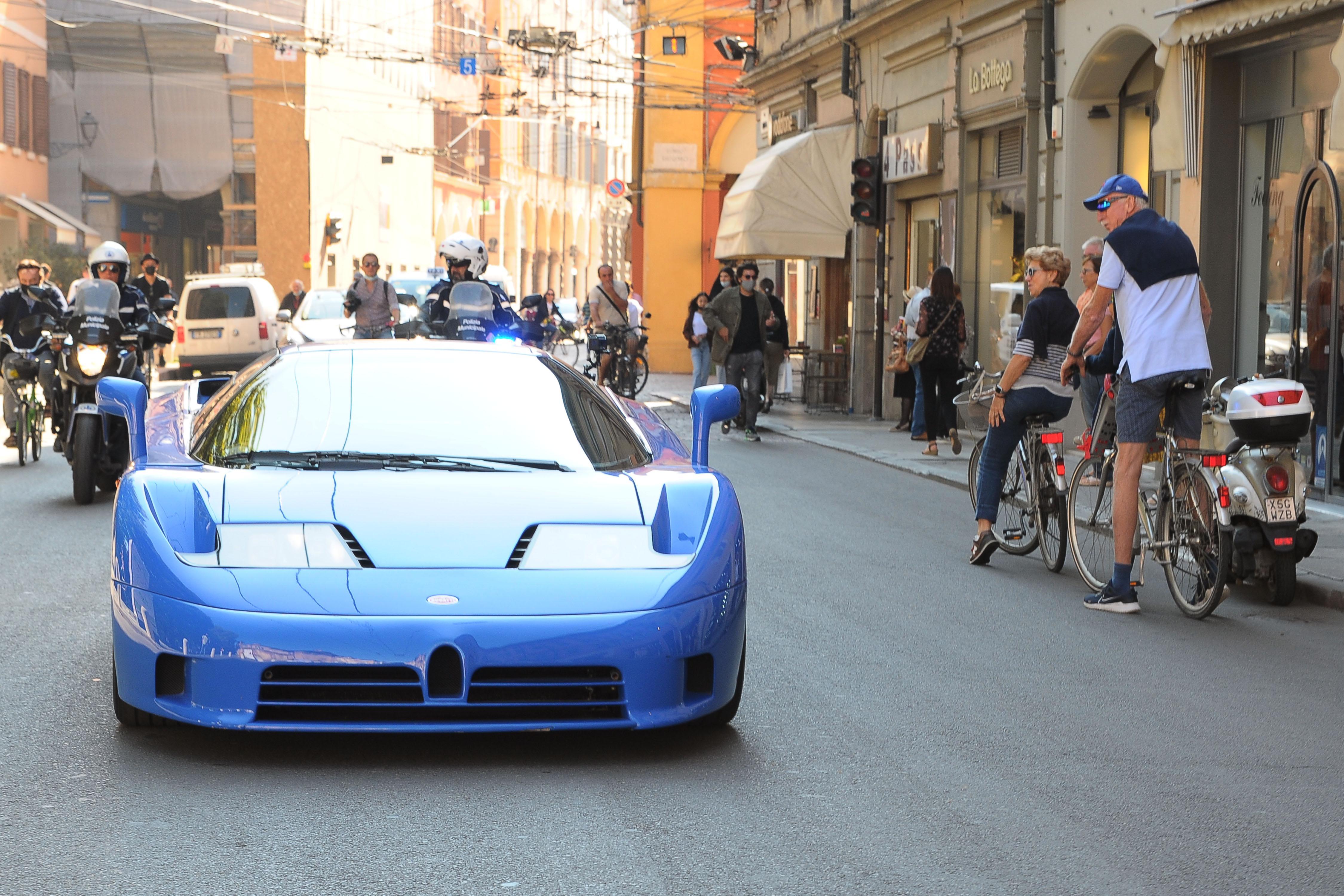 La mitica Bugatti sfila per le strade di Modena e prepara l’esordio di Motor Gallery in fiera 