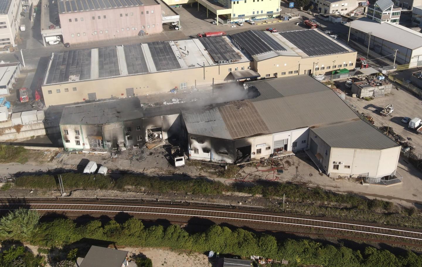 Capannoni devastati dagli incendi a Predda Niedda, una speranza per le imprese con il crowdfunding 