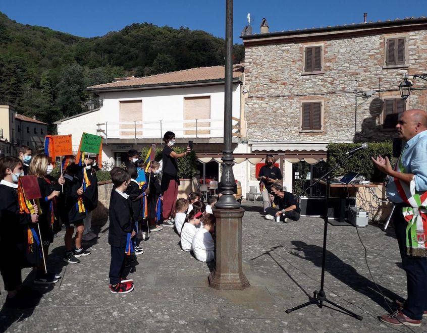 Lezione in piazza di capitan Chiellini: il suo video saluto ai bimbi del borgo 