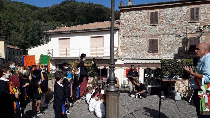 Lezione in piazza di capitan Chiellini: il suo video saluto ai bimbi del borgo