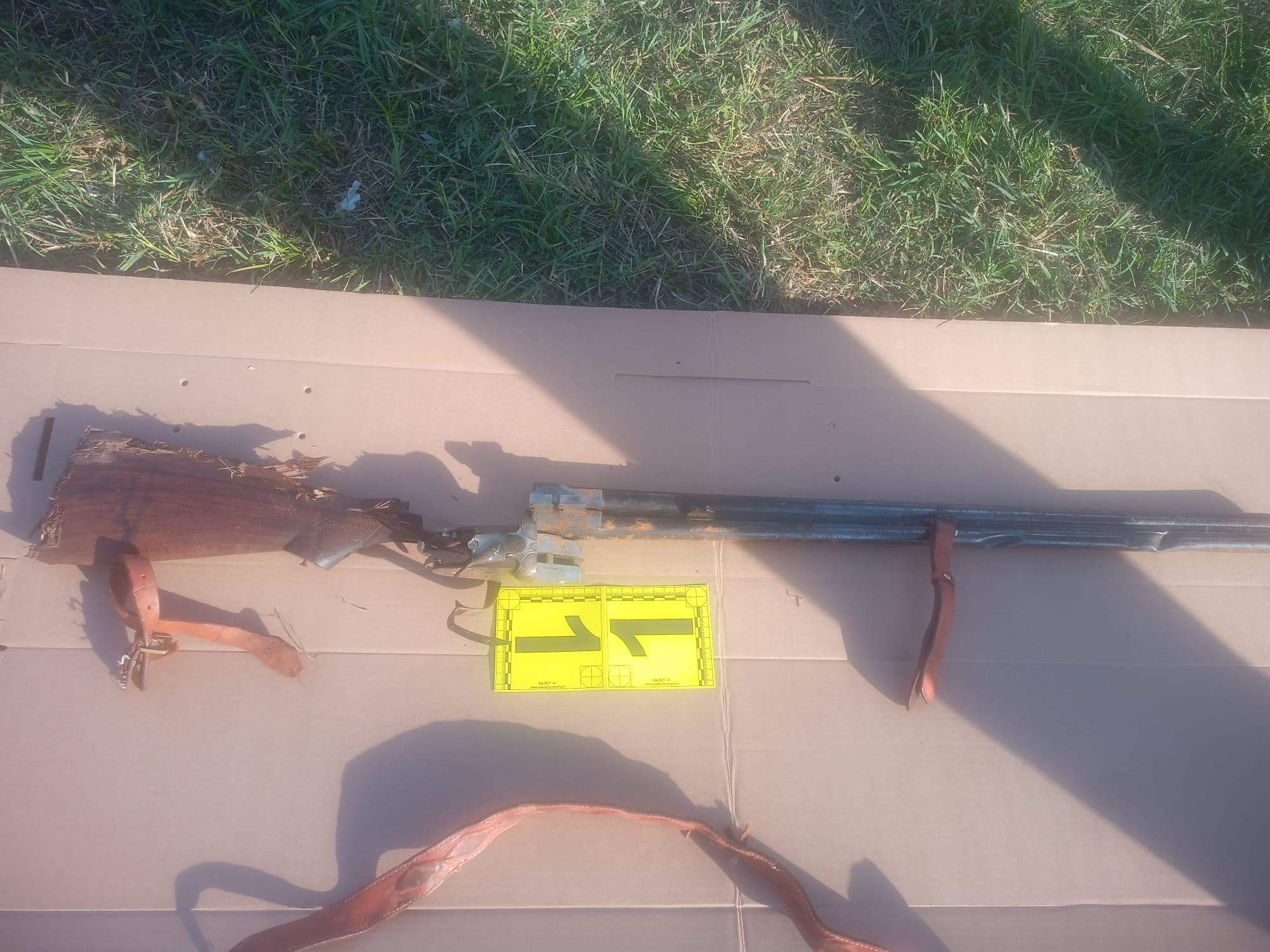 Il fucile trovato dalla polizia nell'area di lungarno Guadalongo