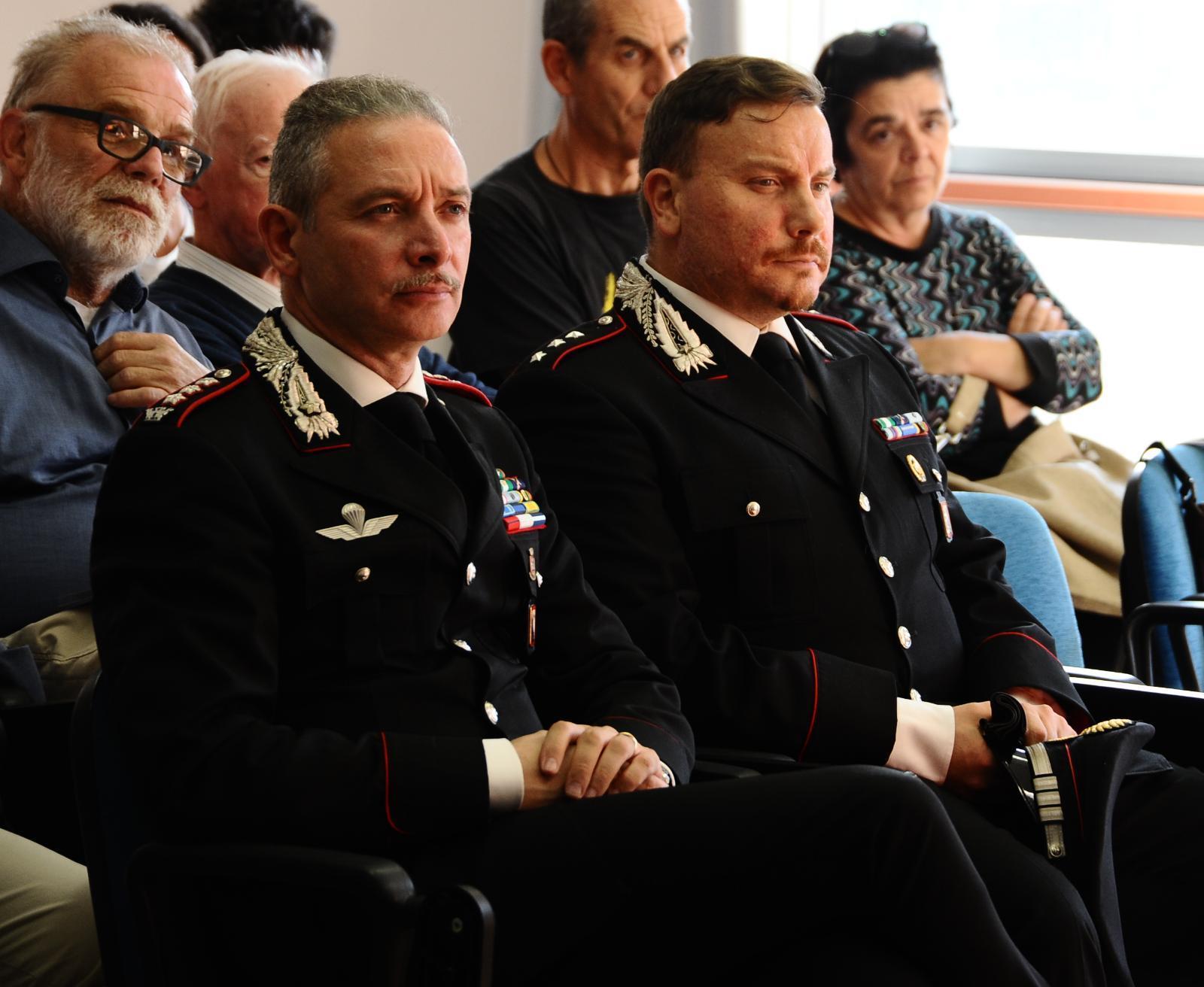 A sinistra il colonnello Massimiliano Sole (comandante provinciale dell'Arma) e a destra il comandante della Compagnia di Cecina, il capitano Christian Bottacci