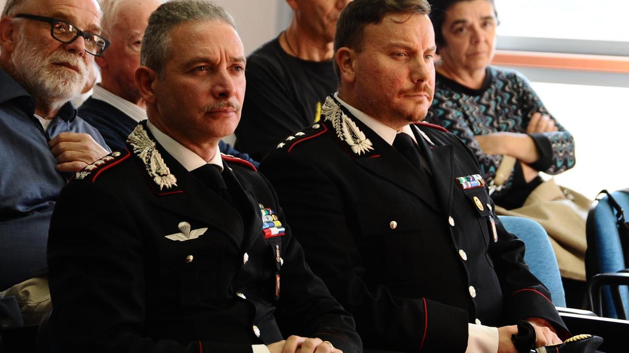 A sinistra il colonnello Massimiliano Sole (comandante provinciale dell'Arma) e a destra il comandante della Compagnia di Cecina, il capitano Christian Bottacci