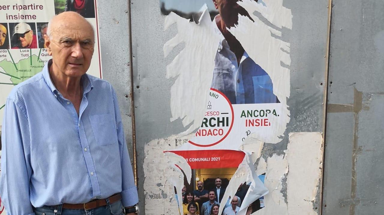 Il sindaco di Scansano, candidato alle elezioni del 3-4 ottobre, Francesco Marchi, accanto ai manifesti strappati