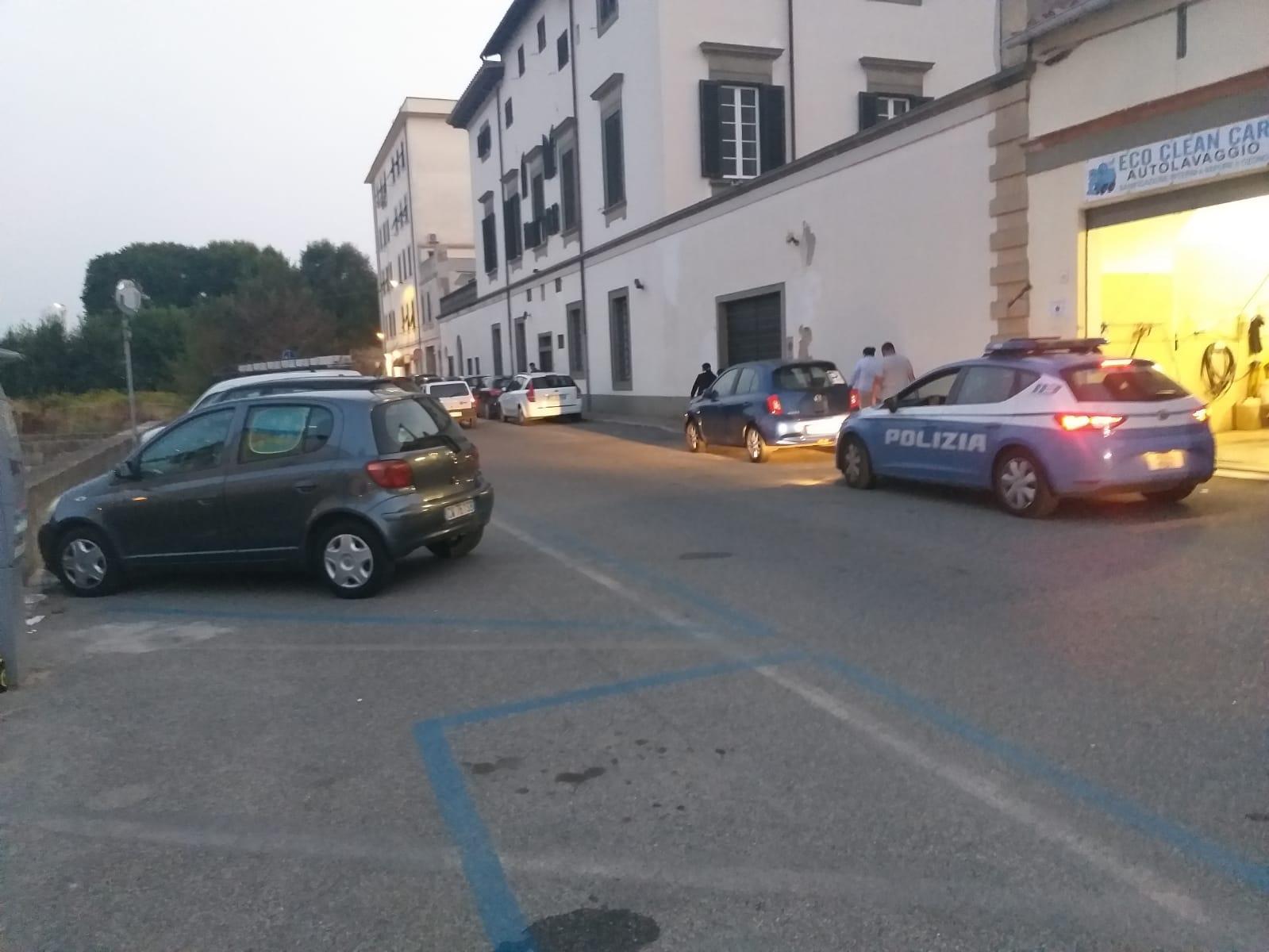 Una volante della polizia di Stato sul posto