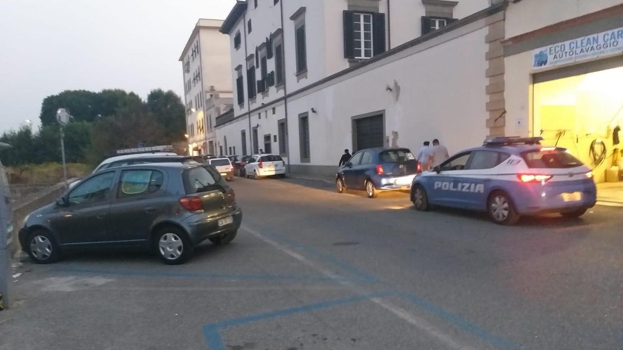 Una volante della polizia di Stato sul posto