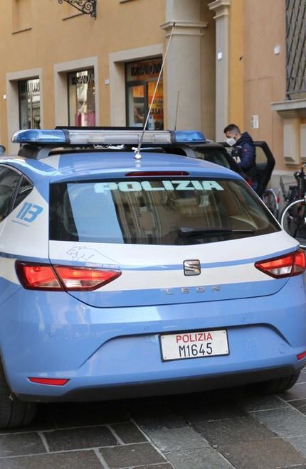 Si scaglia contro gli agenti poi danneggia la volante e un lavabo in questura, arrestato