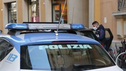 Si scaglia contro gli agenti poi danneggia la volante e un lavabo in questura, arrestato