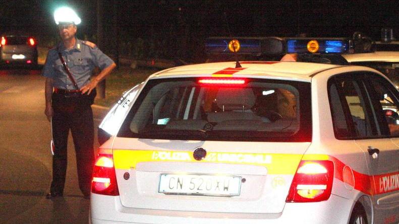 Vigilessa causa un incidente, ma il processo cade e il Comune paga