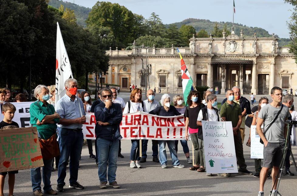 Davanti al Tettuccio con striscioni e slogan: «Riserva naturale del Padule da ampliare» 