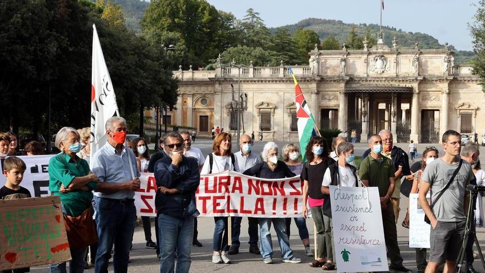 Davanti al Tettuccio con striscioni e slogan: «Riserva naturale del Padule da ampliare»