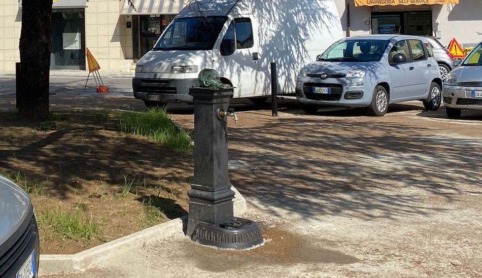 Torna la fontanella in piazza del Colosseo Pd: «Solo polemiche»