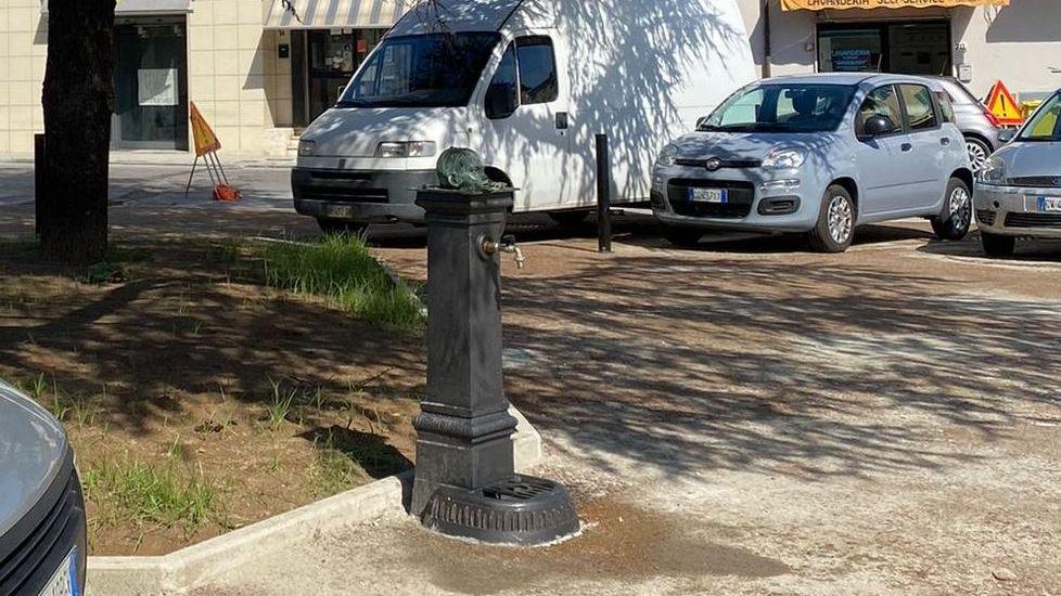 Torna la fontanella in piazza del Colosseo Pd: «Solo polemiche»