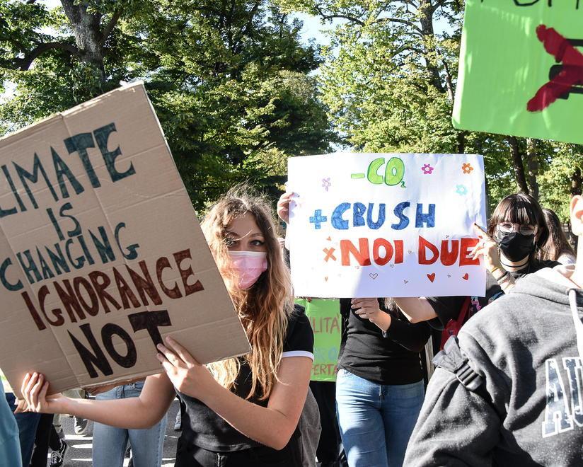 Gli studenti in piazza per il clima I politici sui manifesti da “ricercati”