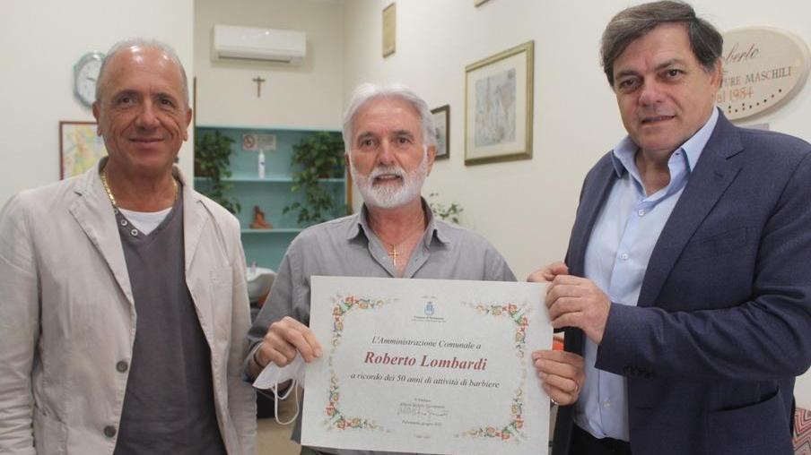 Lombardi e i 50 anni con le forbici in mano Il sindaco lo premia