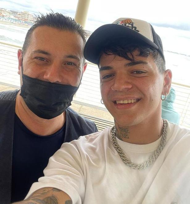 Il rapper Blind si rilassa con pranzo vista mare al pontile di Lido 
