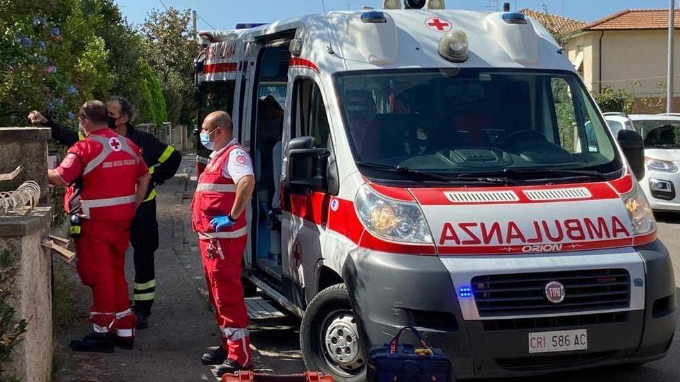Arrivano i soccorsi a casa ma l’uomo è in ospedale
