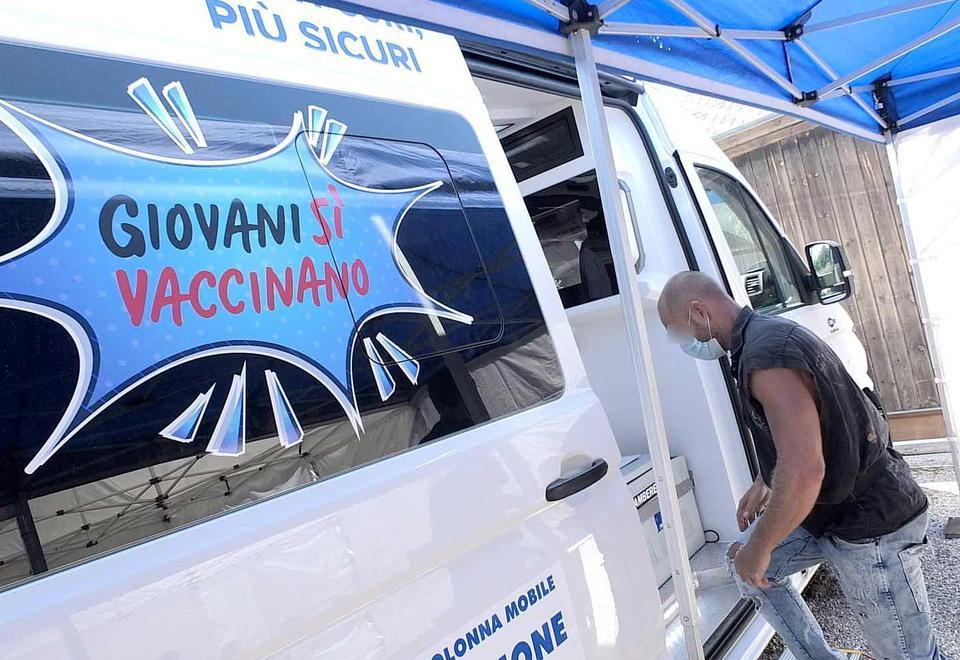 Vaccini alla Nuova Solmine grazie all’ambulatorio mobile 