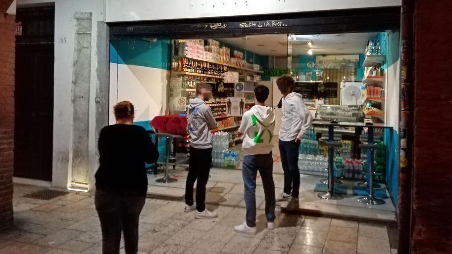 Locale chiuso con multa