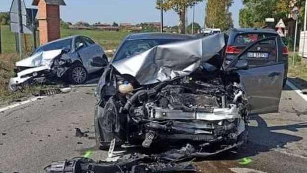 Quattro auto coinvolte in uno schianto frontale