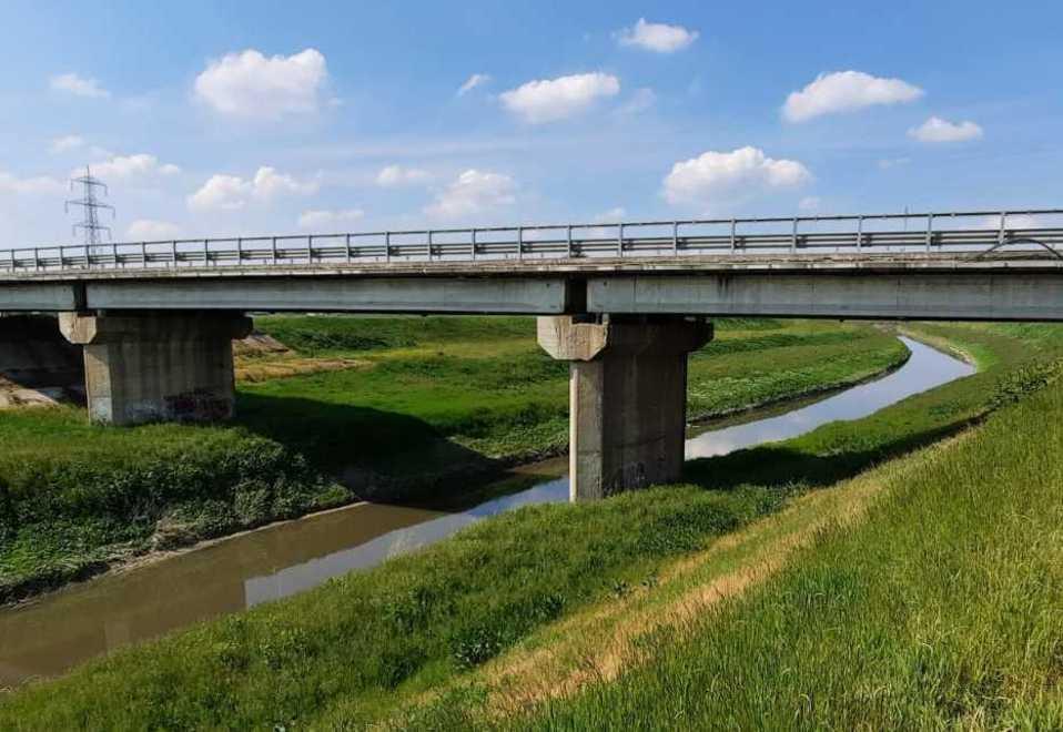 Ponte sul Crostolo travi sollevate per la ristrutturazione 
